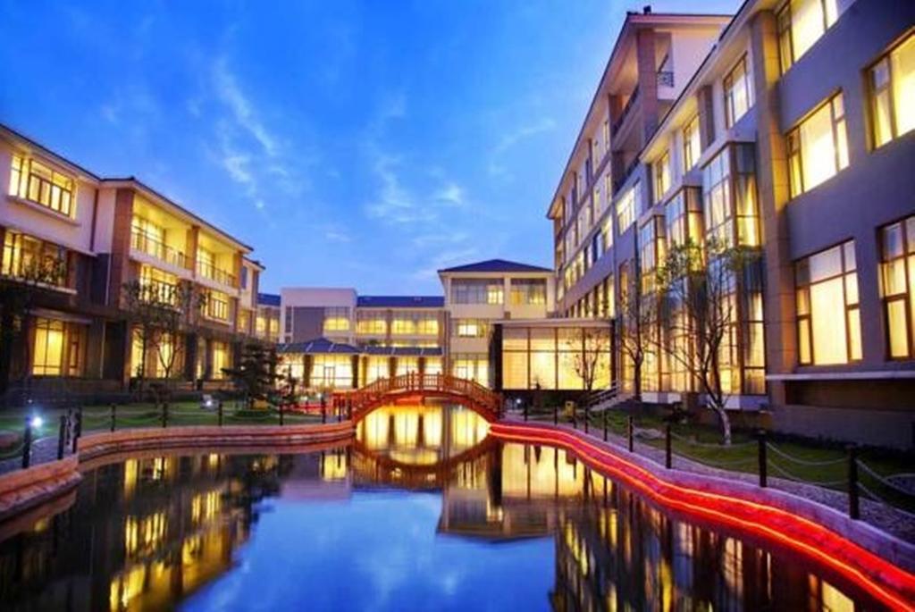 Royal Tulip Hotel Zhujiajiao Shanghai Exterior photo